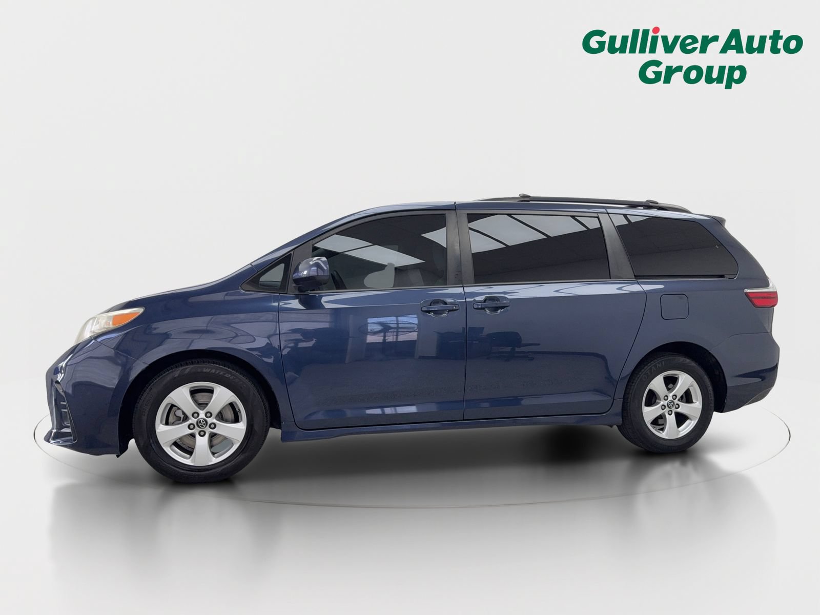 Used 2018 Toyota Sienna LE w/ Carpet Mat Package FWD image 2