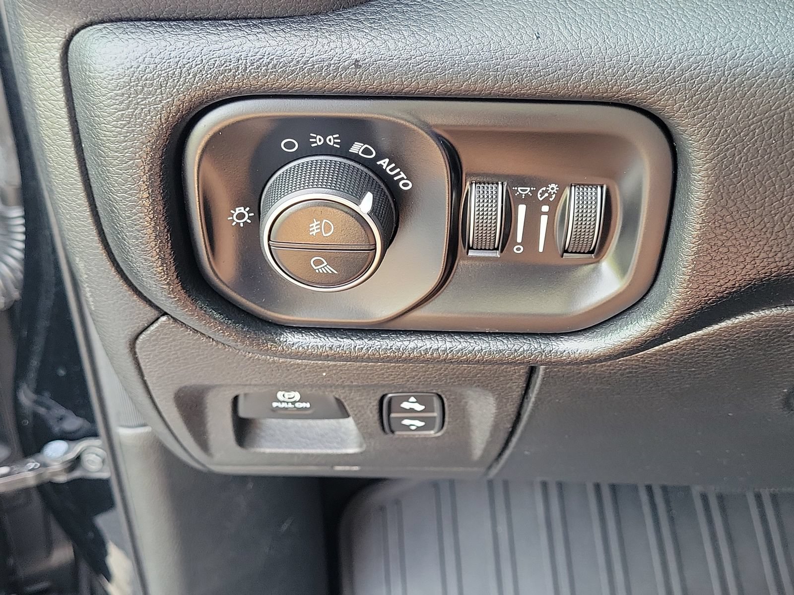 Used 2021 RAM 1500 Laramie RWD image 27