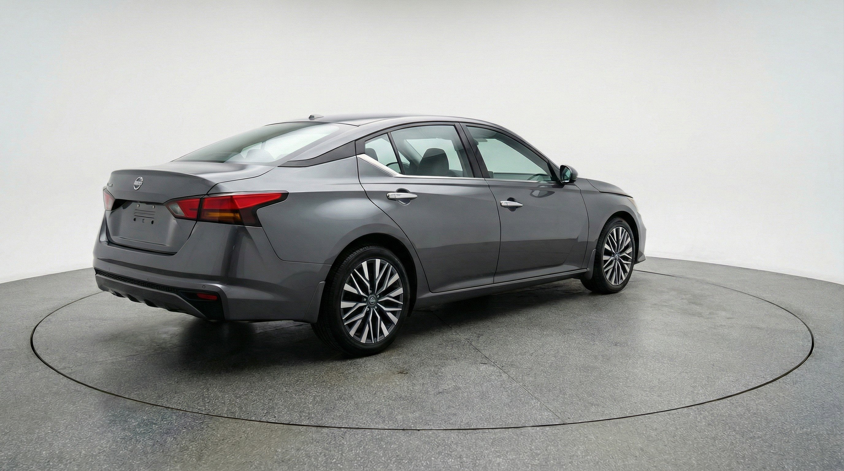 Used 2025 Nissan Altima 2.5 SV FWD image 9