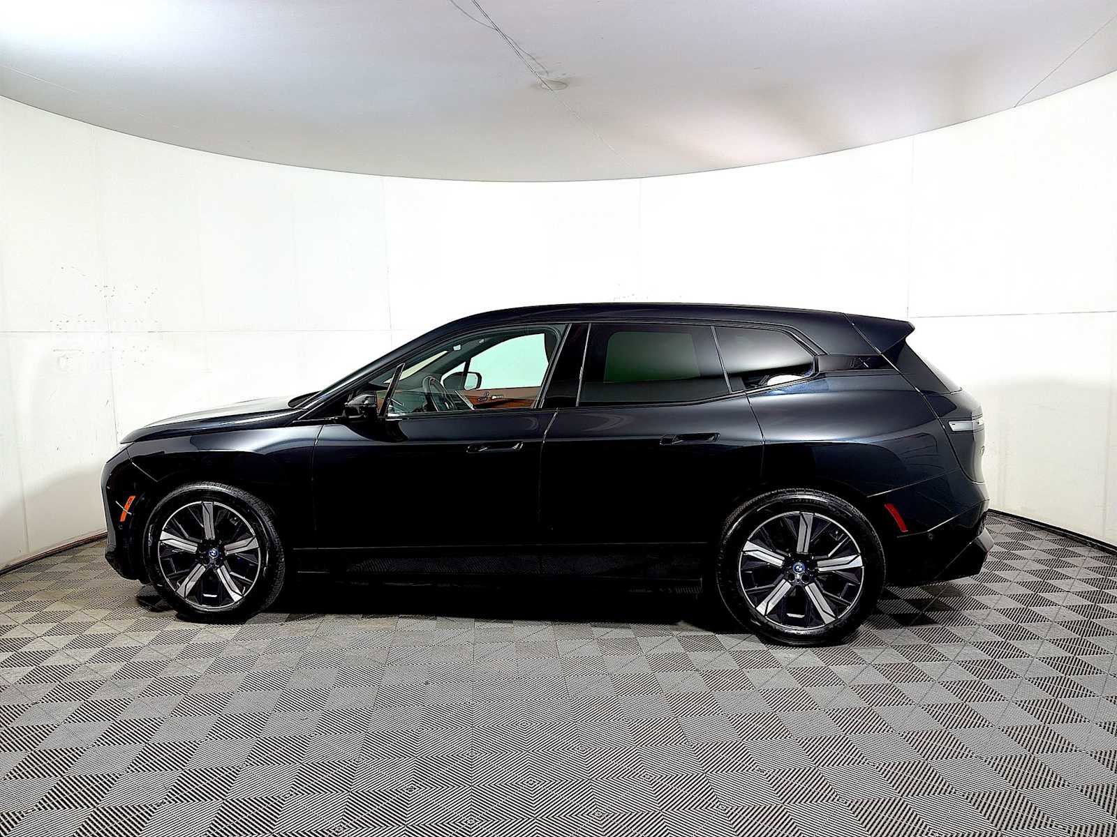 Used 2025 BMW iX M60 w/ Luxury Package image 4