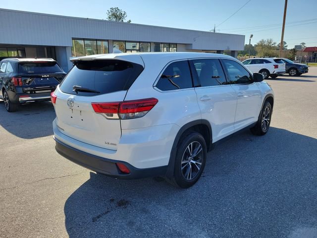 Used 2019 Toyota Highlander Plus AWD/4WD image 2