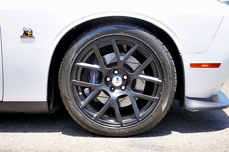 Used 2015 Dodge Challenger R/T Scat Pack w/ Scat Pack Appearance Package RWD image 15
