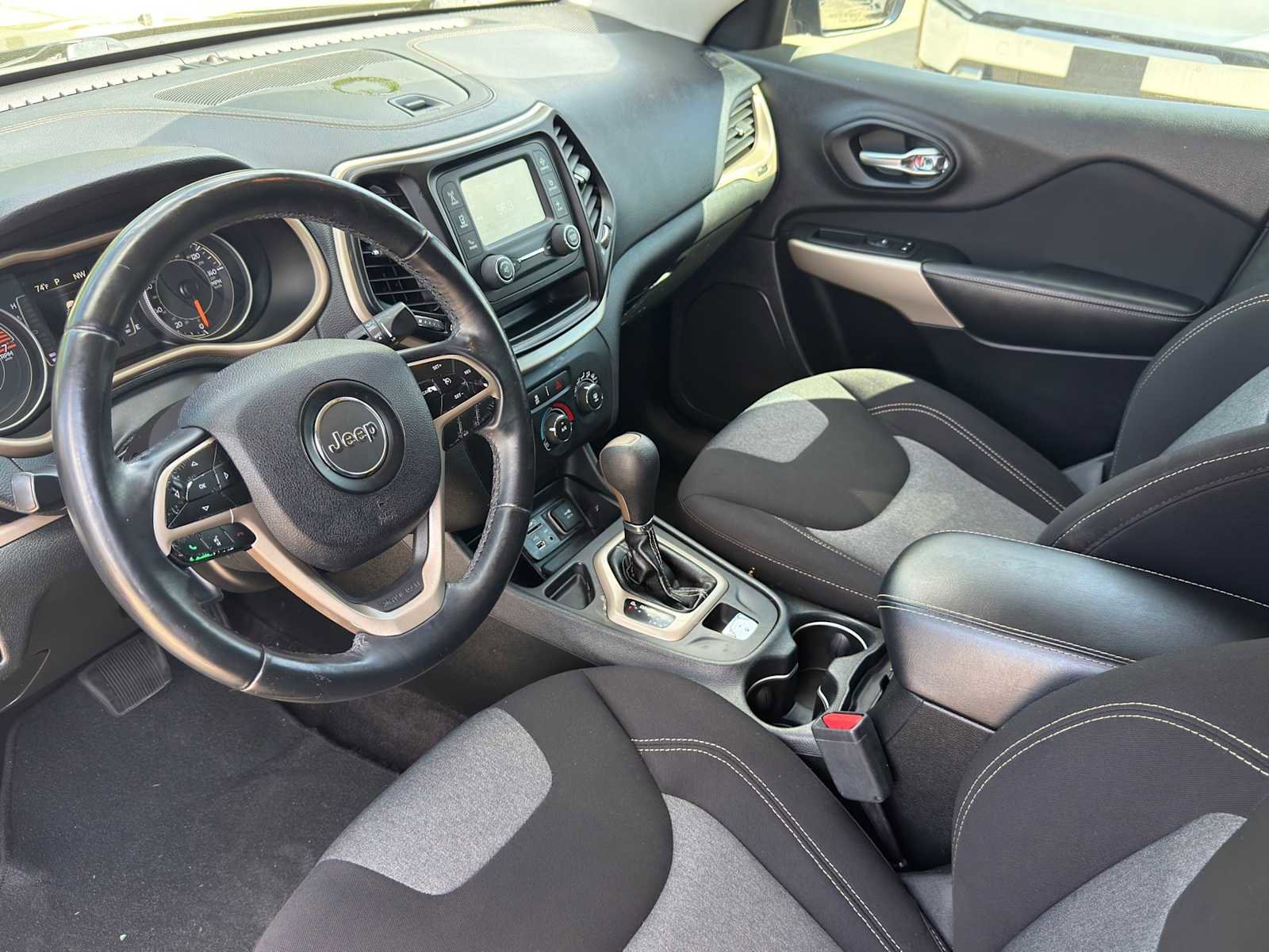 Used 2018 Jeep Cherokee Latitude w/ Altitude Package image 10