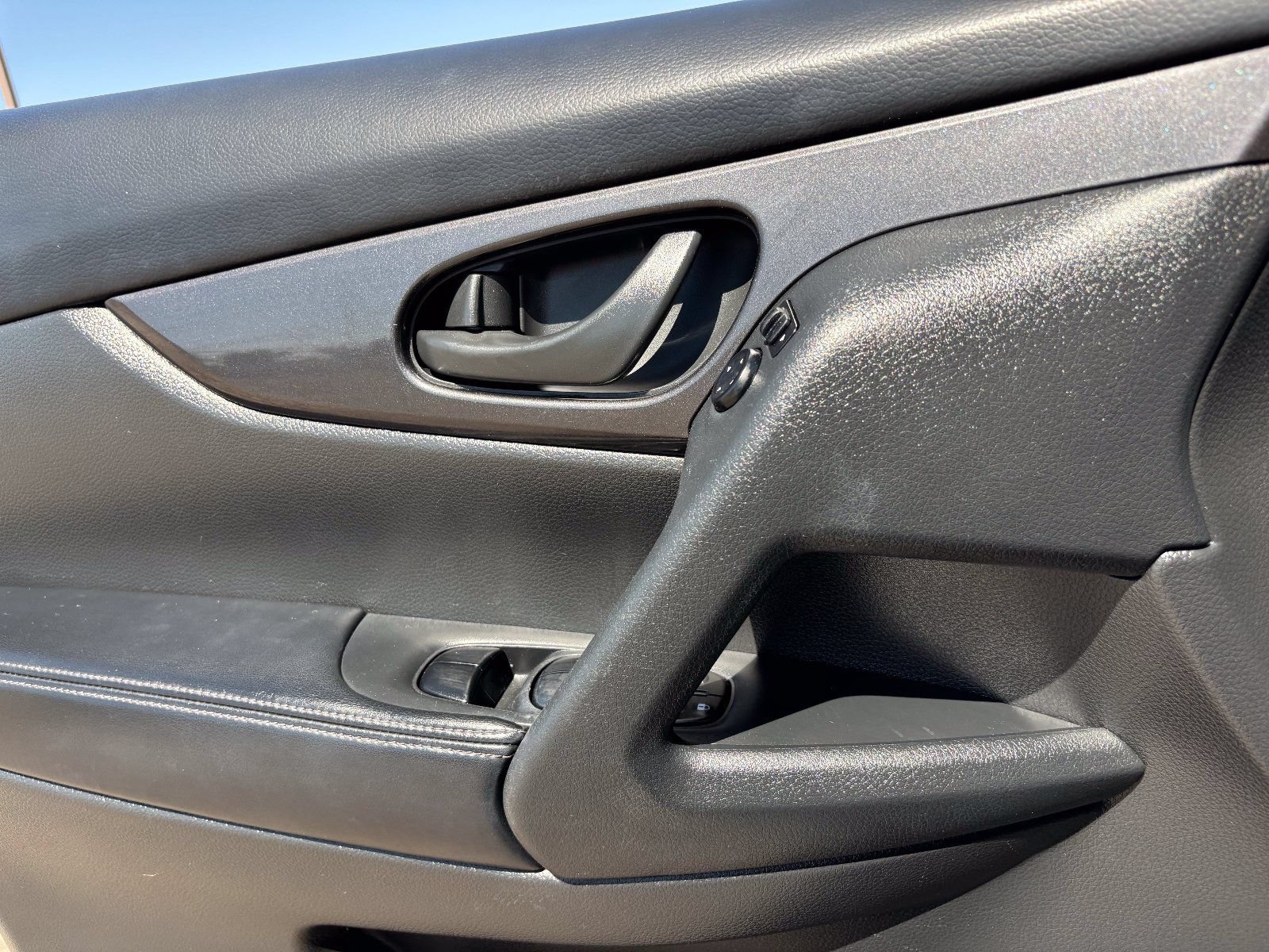 Used 2020 Nissan Rogue S FWD image 21