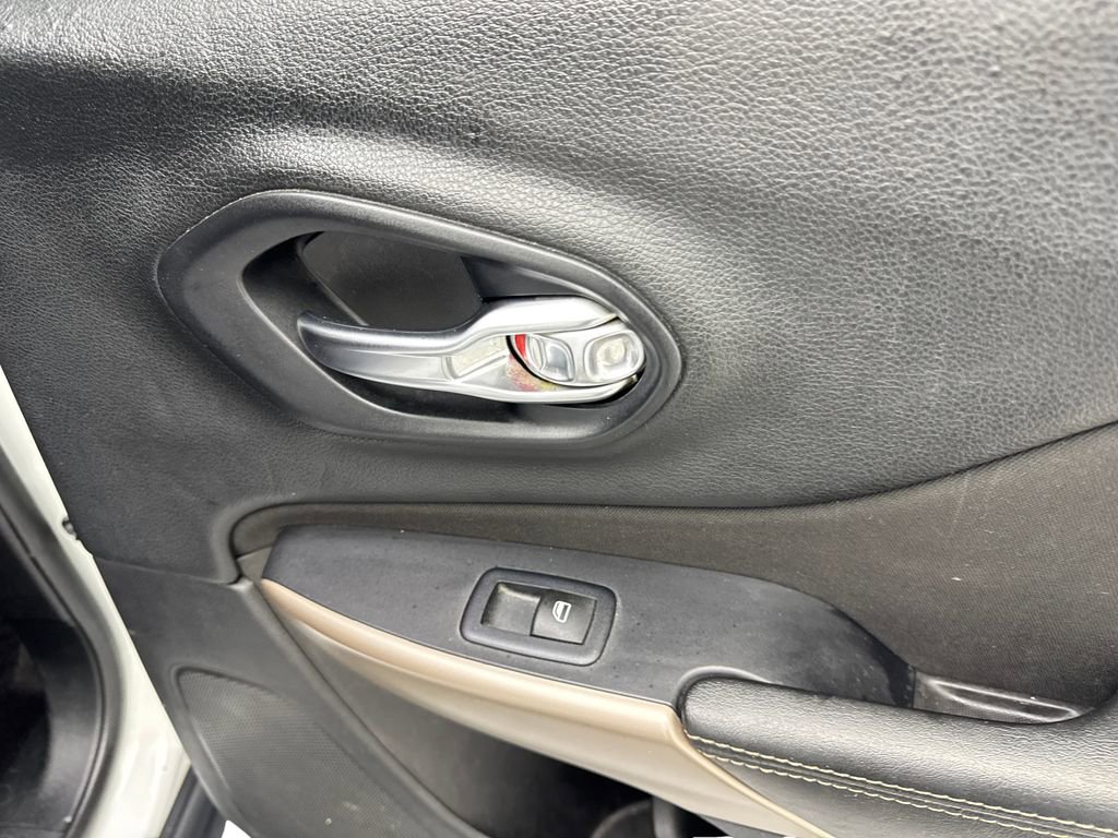 Used 2017 Jeep Cherokee Sport image 43