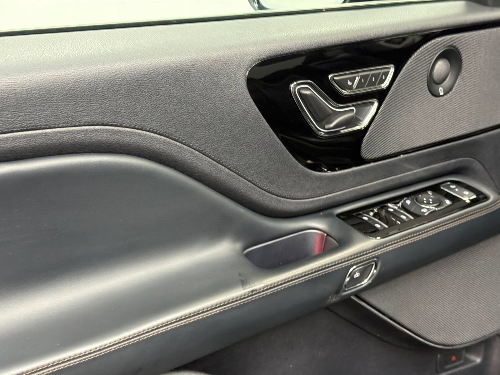Used 2025 Lincoln Aviator Reserve AWD/4WD image 20