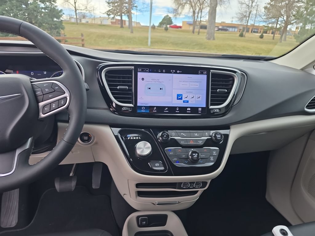 Used 2024 Chrysler Pacifica Touring-L FWD image 18