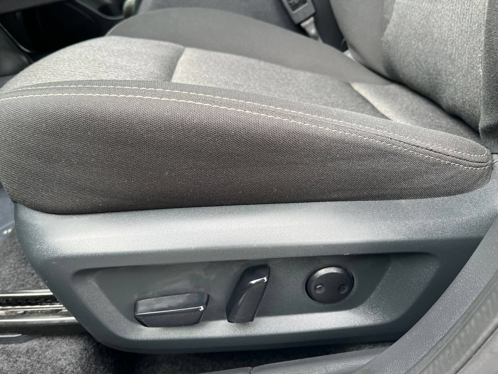 Used 2025 Nissan Rogue SV AWD/4WD image 23
