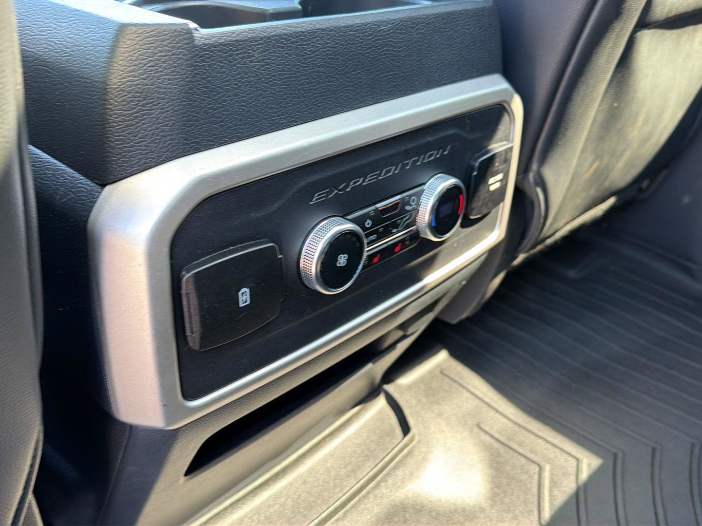 Used 2024 Ford Expedition Limited RWD image 12