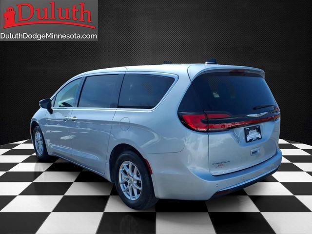 Used 2024 Chrysler Pacifica Touring-L FWD image 3