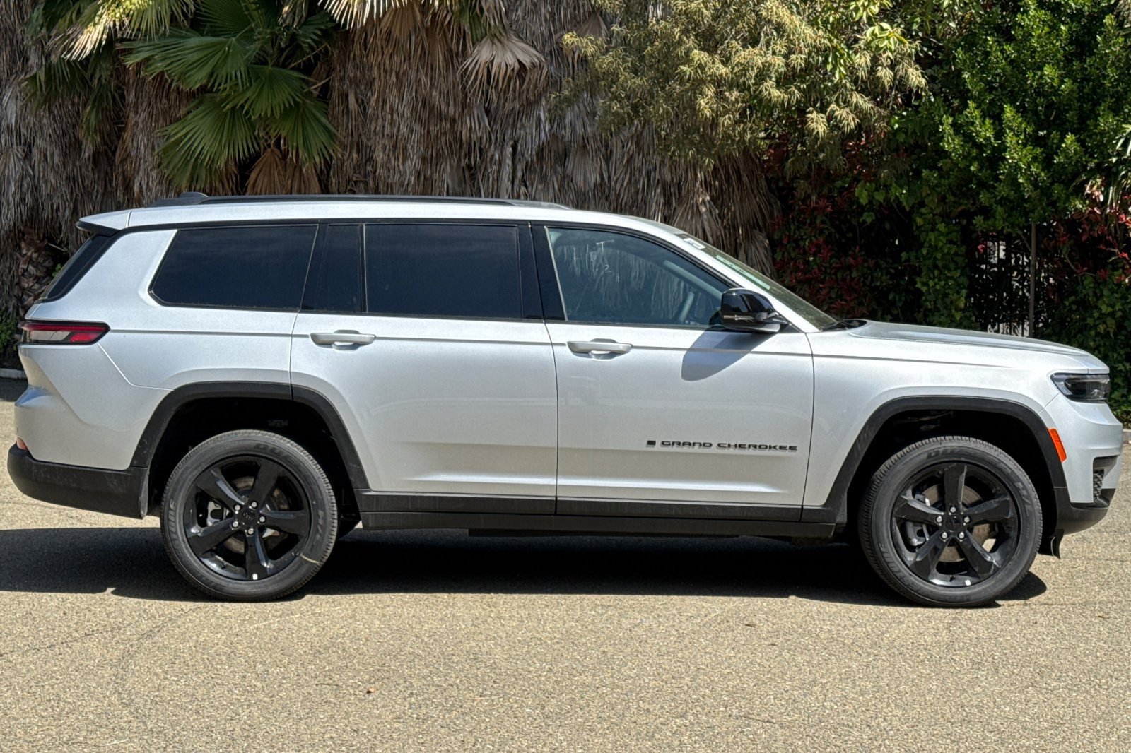Certified 2025 Jeep Grand Cherokee L Altitude image 2