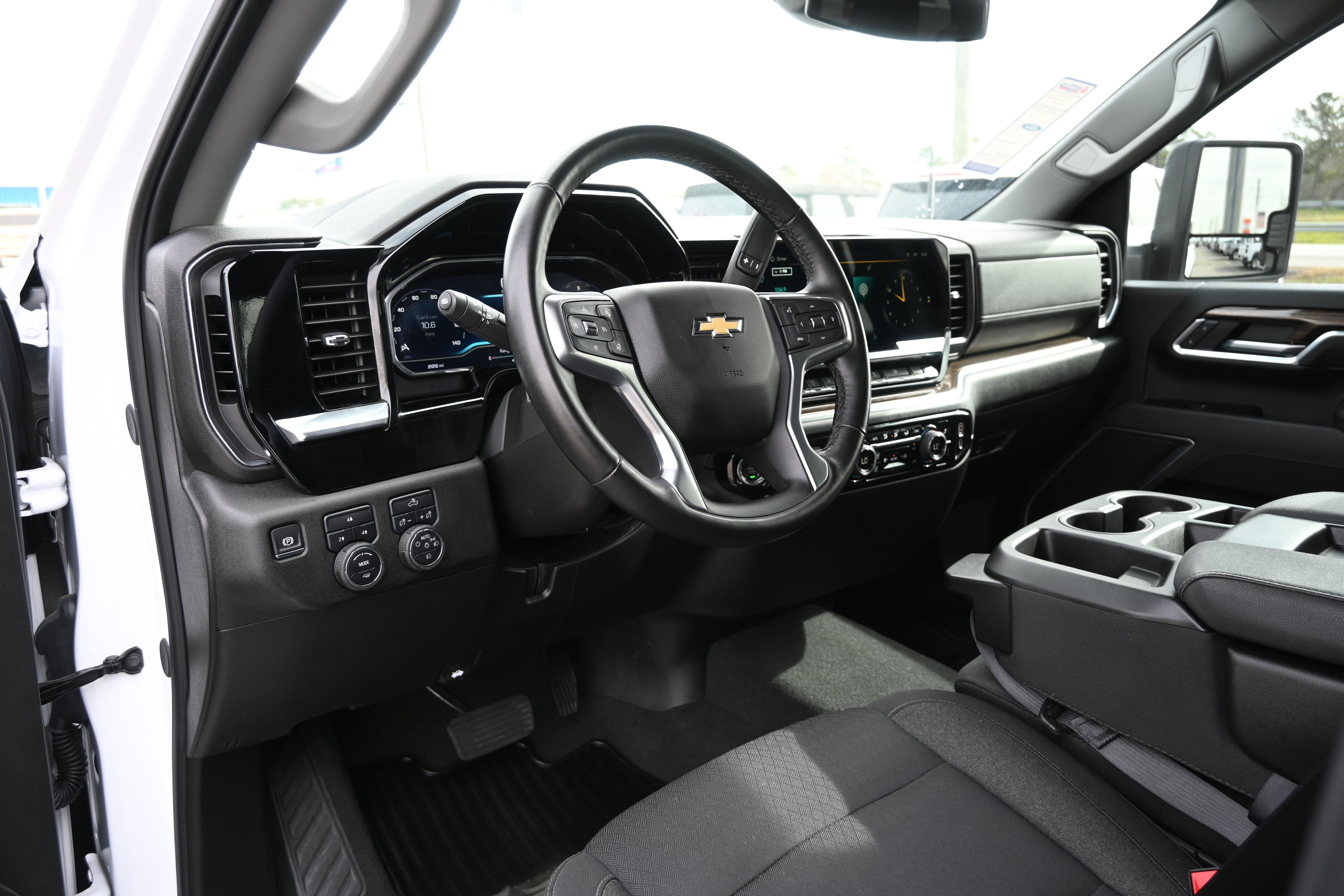 Used 2025 Chevrolet Silverado 2500 LT w/ Convenience Package image 14