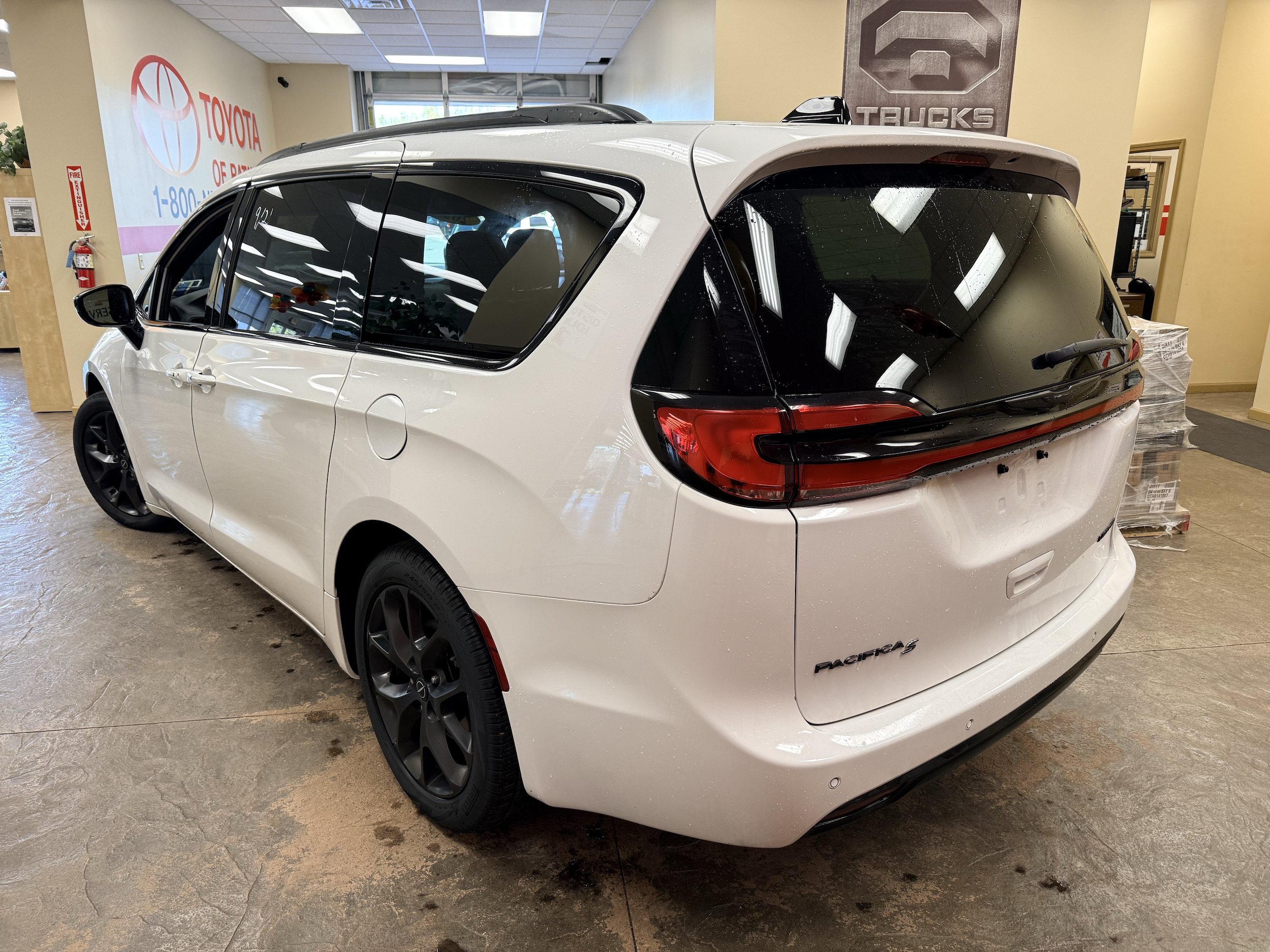 Used 2025 Chrysler Pacifica Limited FWD image 8