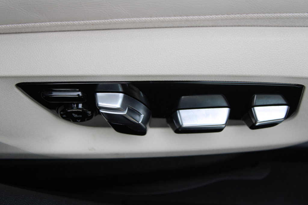 Used 2021 BMW 740i w/ M Sport Package RWD image 13