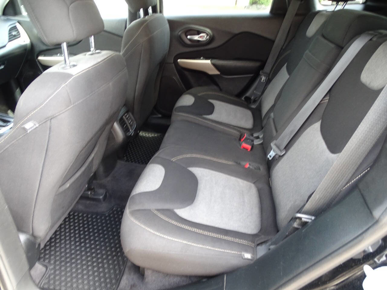 Used 2018 Jeep Cherokee Sport w/ Cold Weather Group AWD/4WD image 28