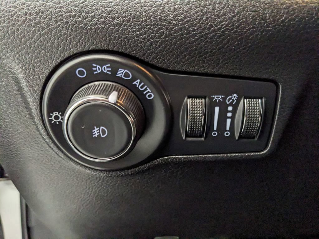 Used 2022 Jeep Compass Latitude w/ Sun and Sound Group AWD/4WD image 61