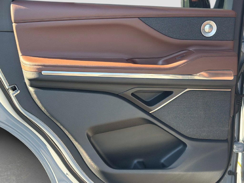 Used 2025 Lincoln Navigator Reserve AWD/4WD image 14