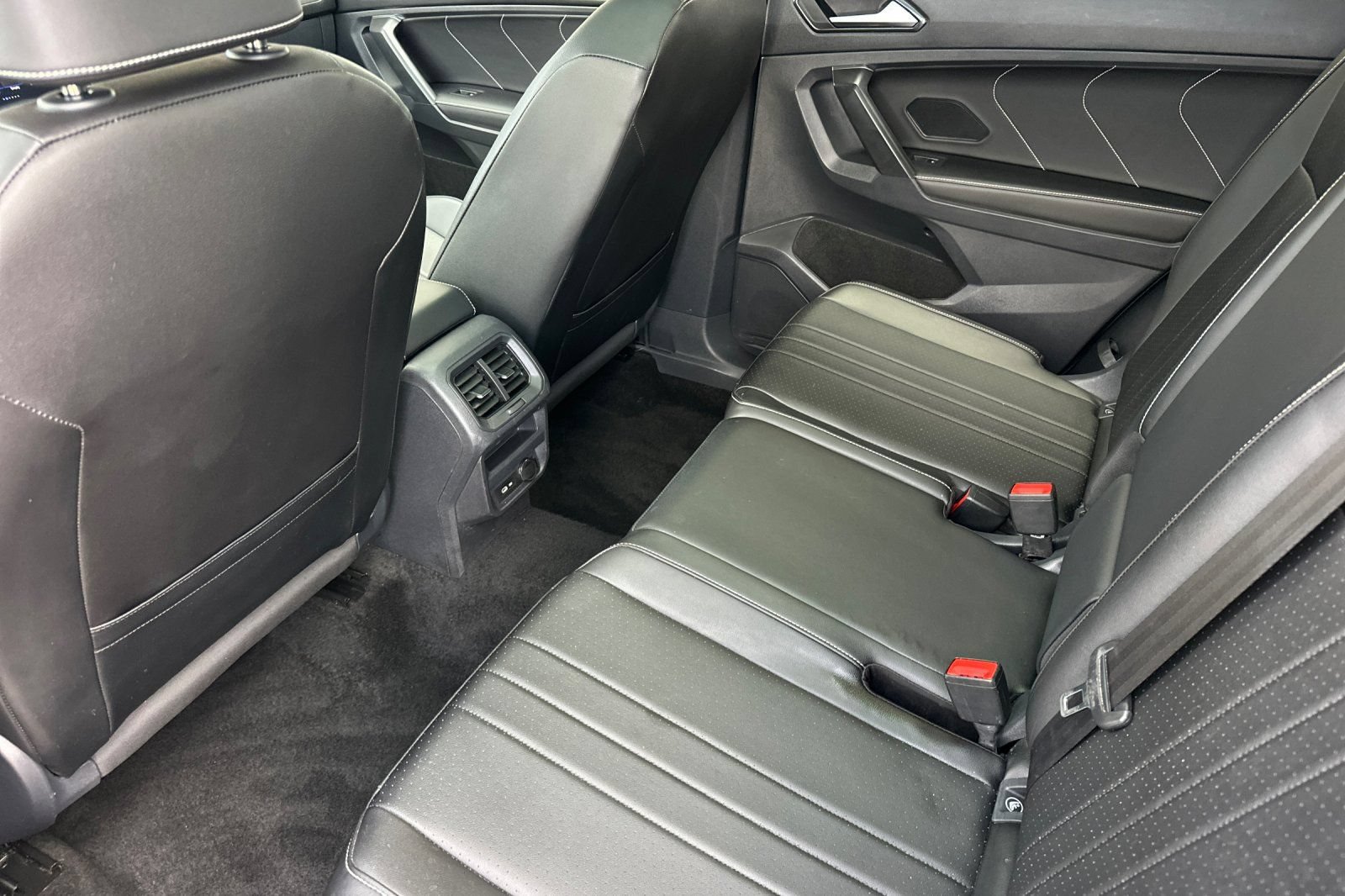Used 2023 Volkswagen Tiguan SE w/ Panoramic Sunroof Package FWD image 12