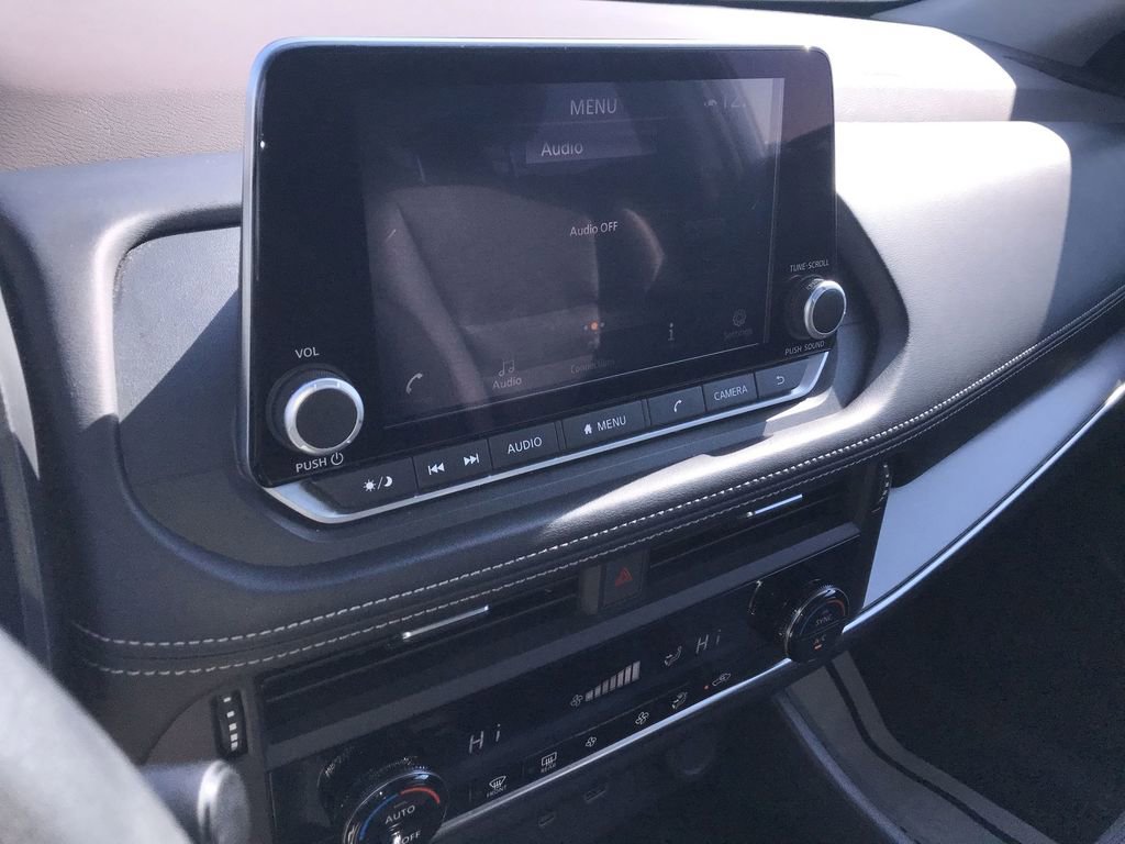 Used 2023 Nissan Rogue SV image 16