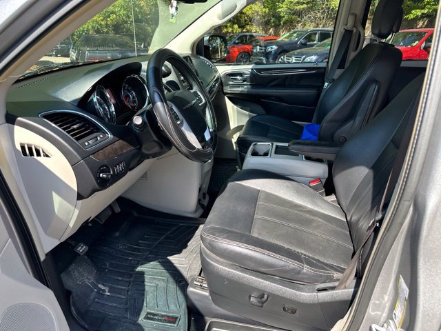 Used 2016 Chrysler Town & Country Touring FWD image 12