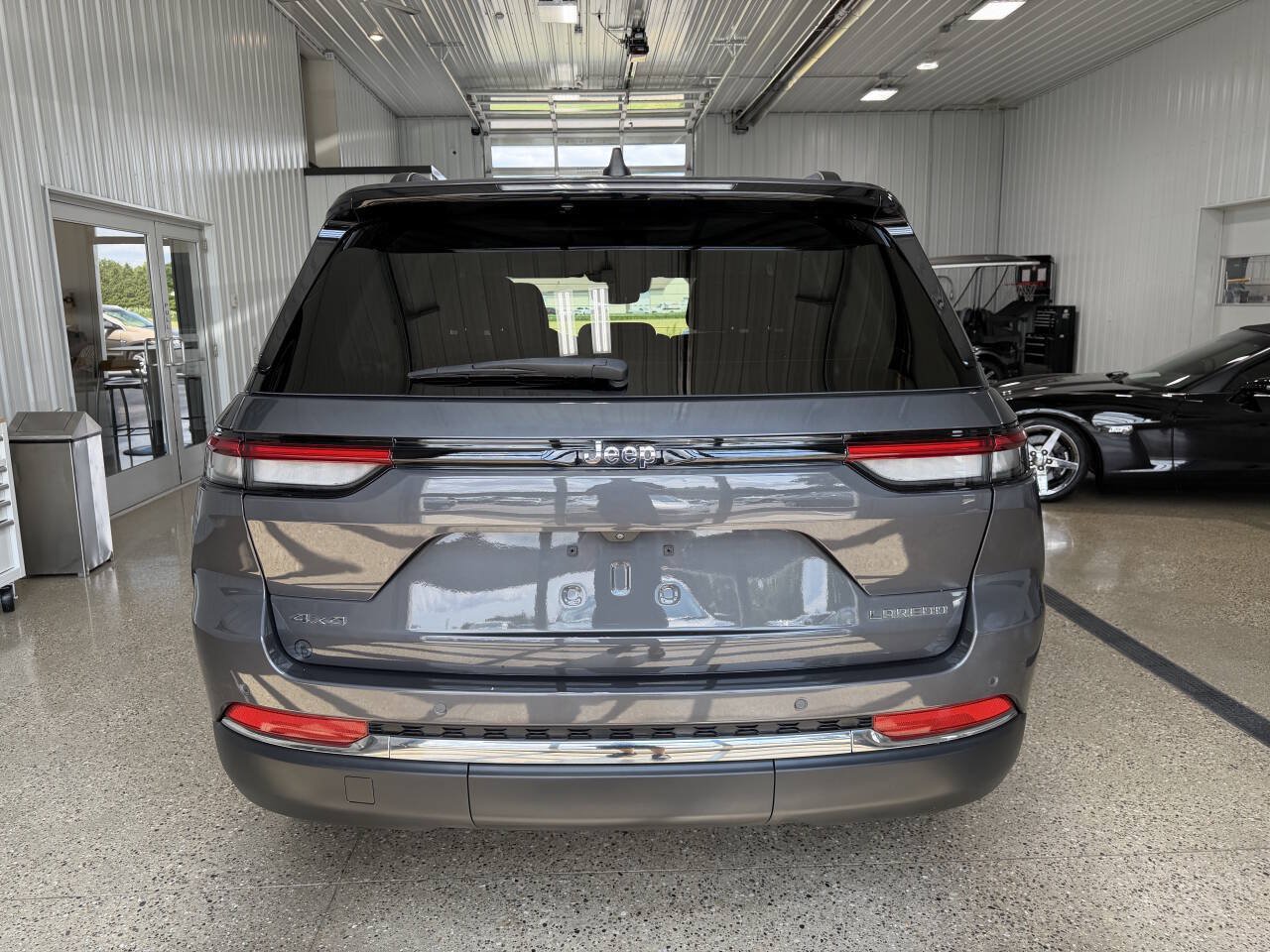 Used 2023 Jeep Grand Cherokee Laredo w/ Luxury Tech Group I AWD/4WD image 4