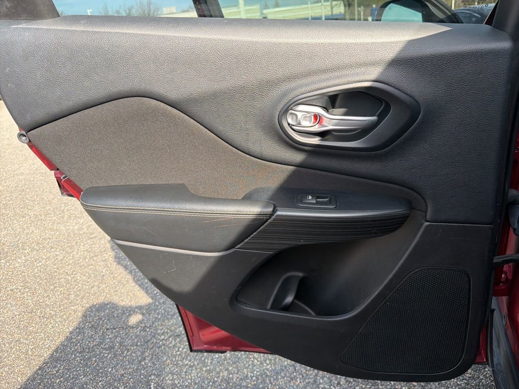 Used 2016 Jeep Cherokee Latitude w/ Safety/Convenience Group image 21