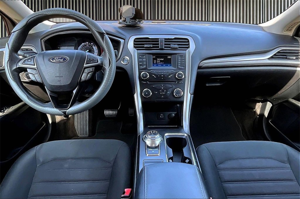 Used 2018 Ford Fusion SE image 16