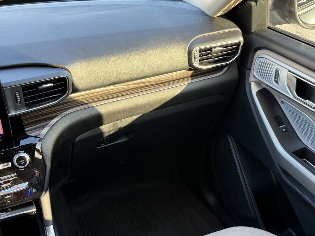 Used 2022 Ford Explorer Limited w/ Limited Technology Package RWD image 15