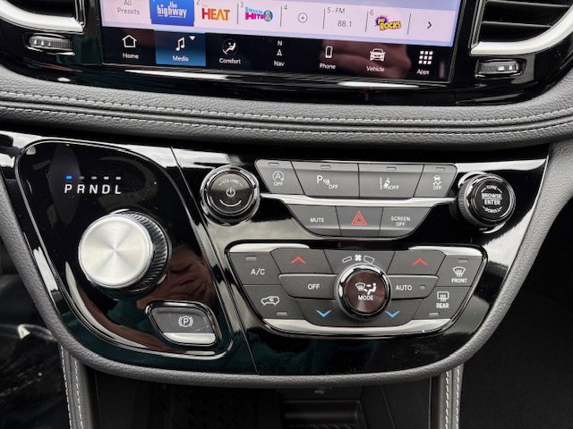 New 2027 Chrysler Pacifica Limited FWD image 18