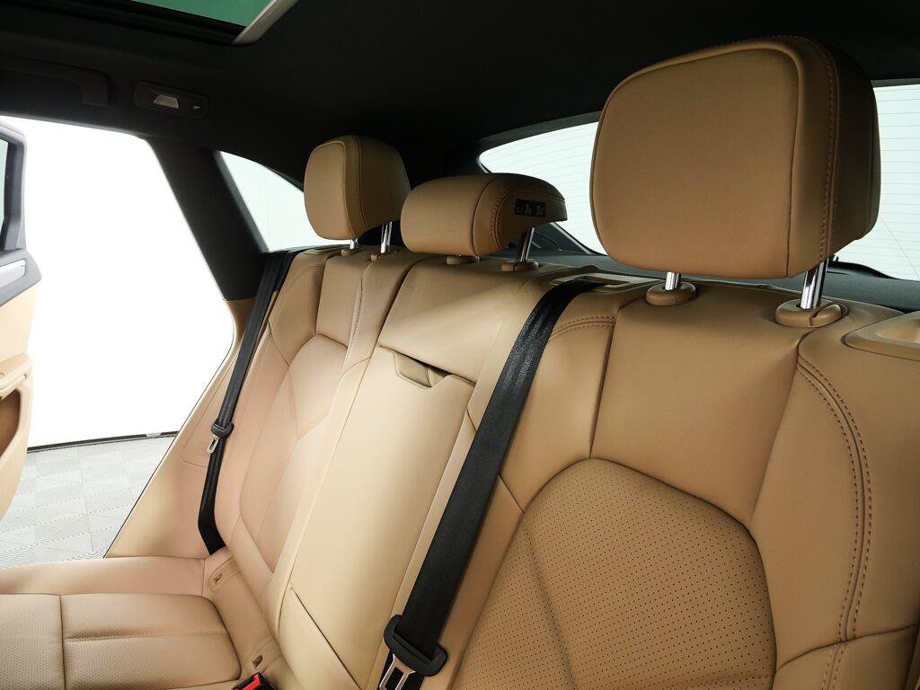 Certified 2026 Porsche Macan AWD/4WD image 22