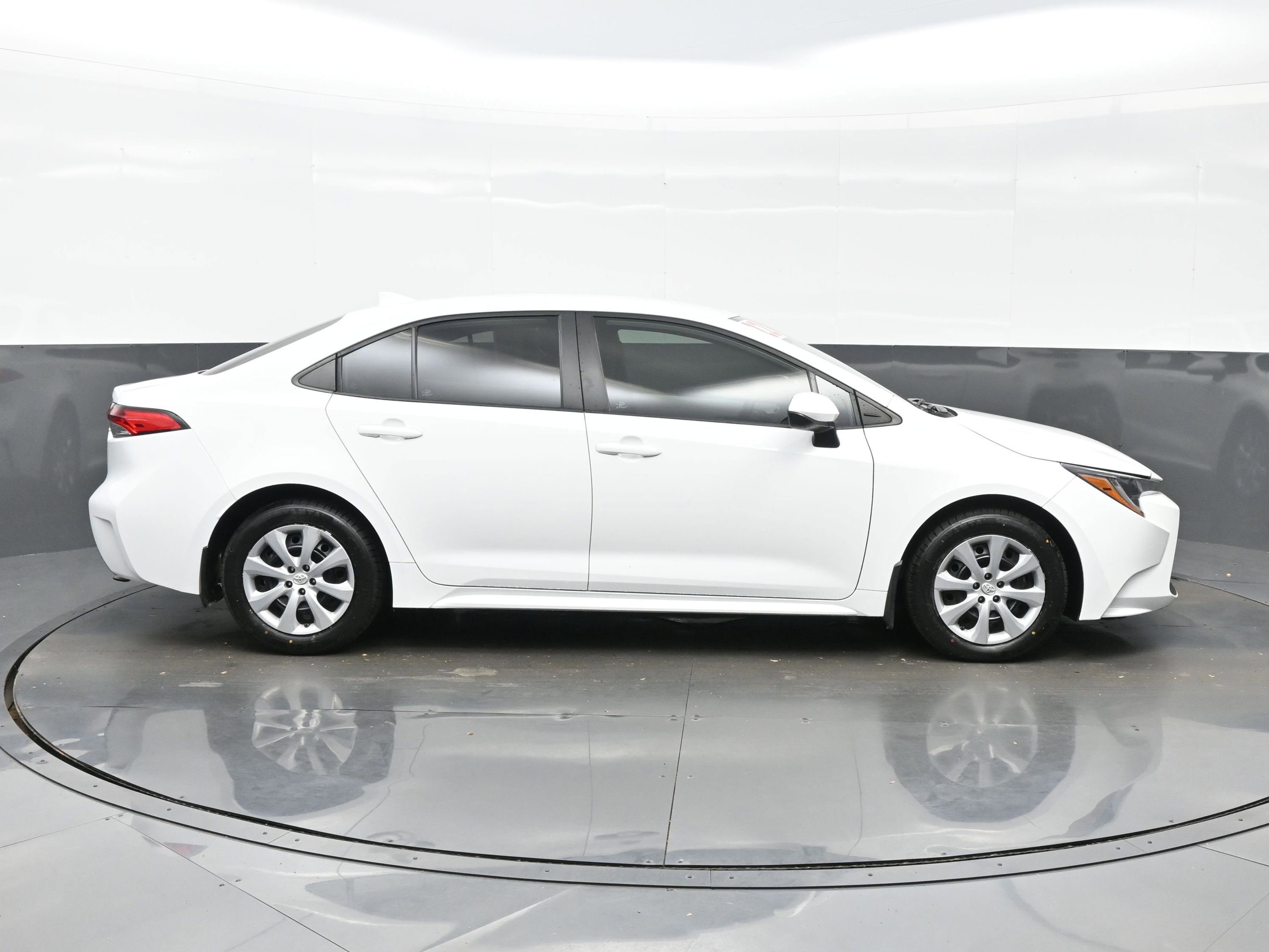 Used 2022 Toyota Corolla LE image 7