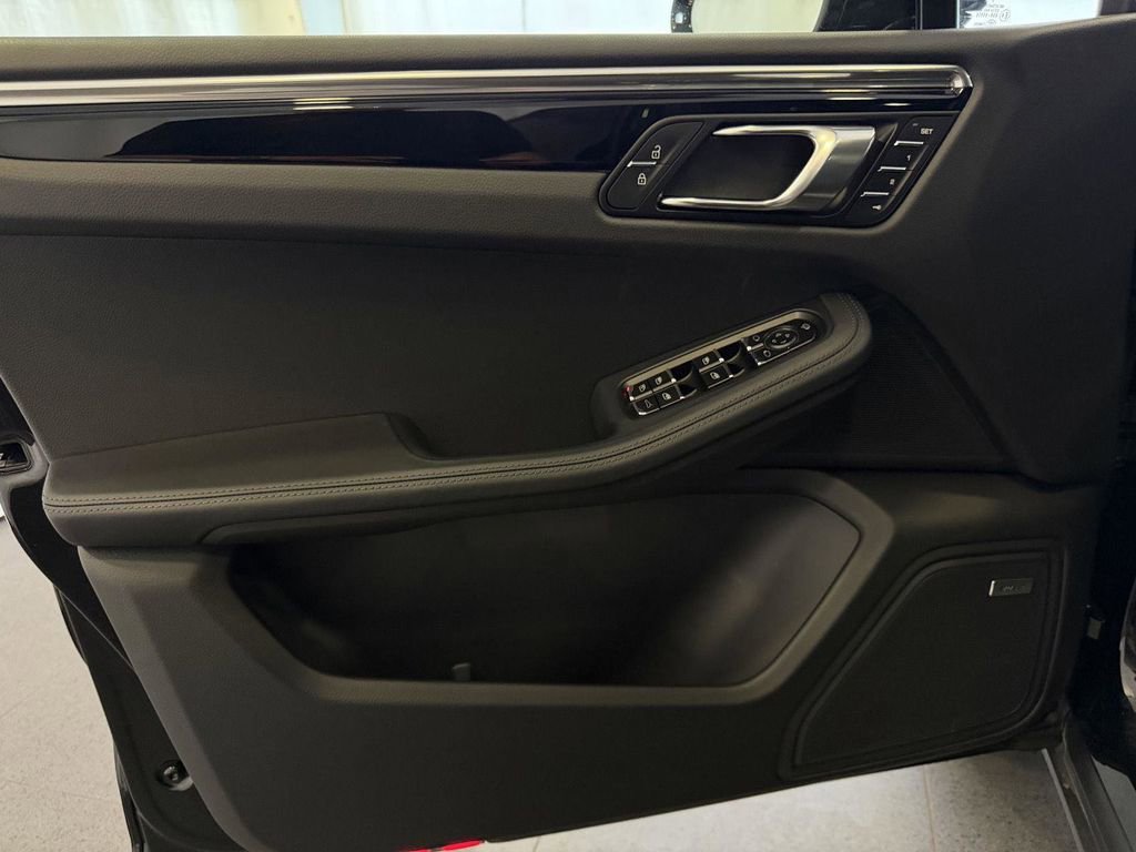 Used 2026 Porsche Macan AWD/4WD image 15