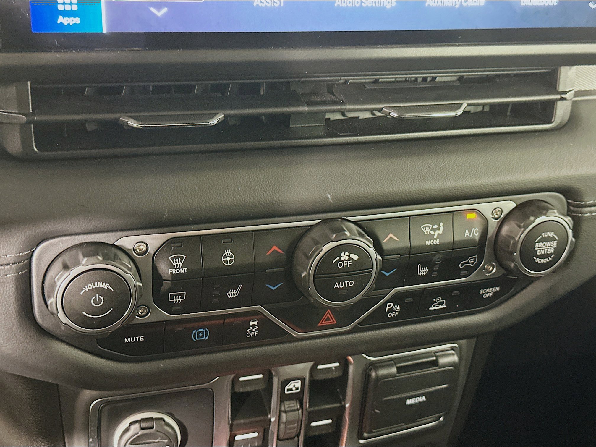 Used 2025 Jeep Wrangler Sahara w/ Safety Group AWD/4WD image 23