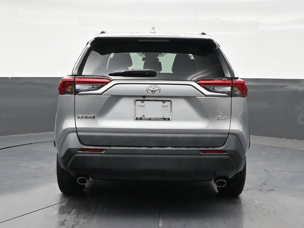 Used 2021 Toyota RAV4 XLE w/ Convenience Package FWD image 4