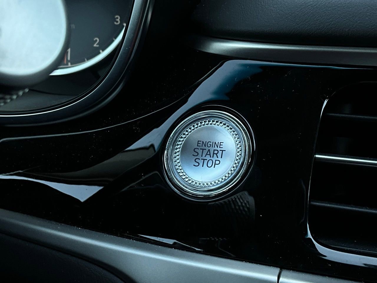 Used 2025 Genesis G70 2.5T image 29