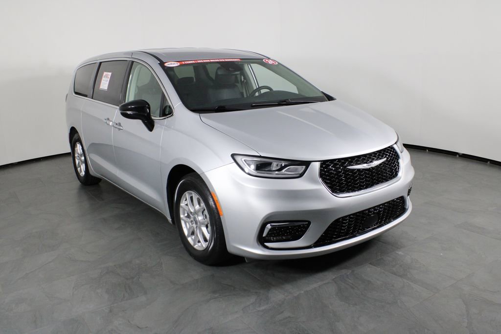Used 2024 Chrysler Pacifica Touring-L image 12