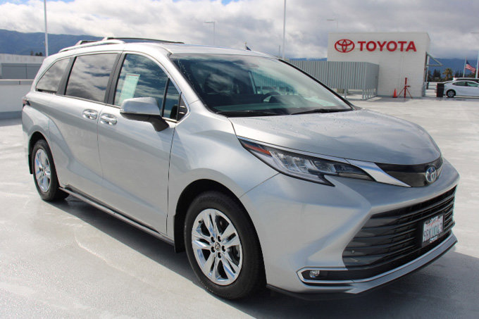 Certified 2025 Toyota Sienna Limited image 2