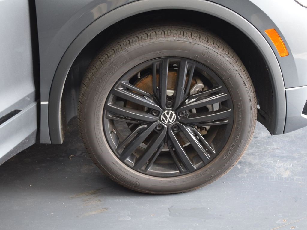 Certified 2022 Volkswagen Tiguan SE R-Line image 9