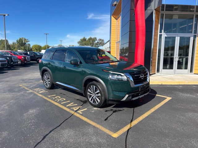 Used 2022 Nissan Pathfinder Platinum w/ Cargo Package AWD/4WD image 1