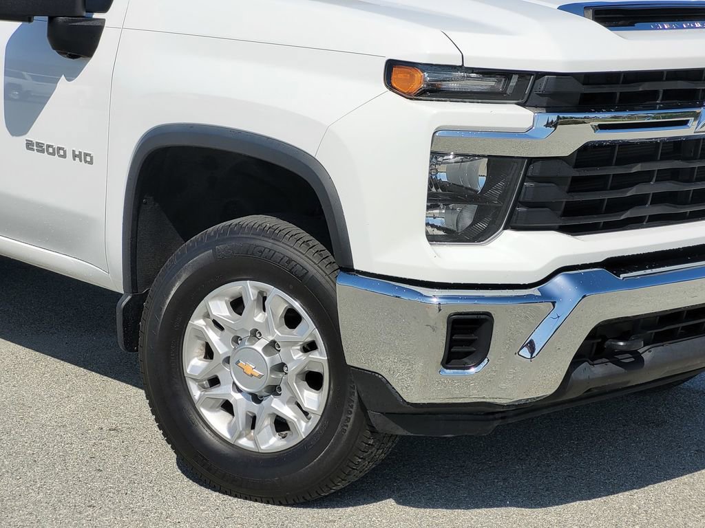 Used 2024 Chevrolet Silverado 2500 LT AWD/4WD image 9