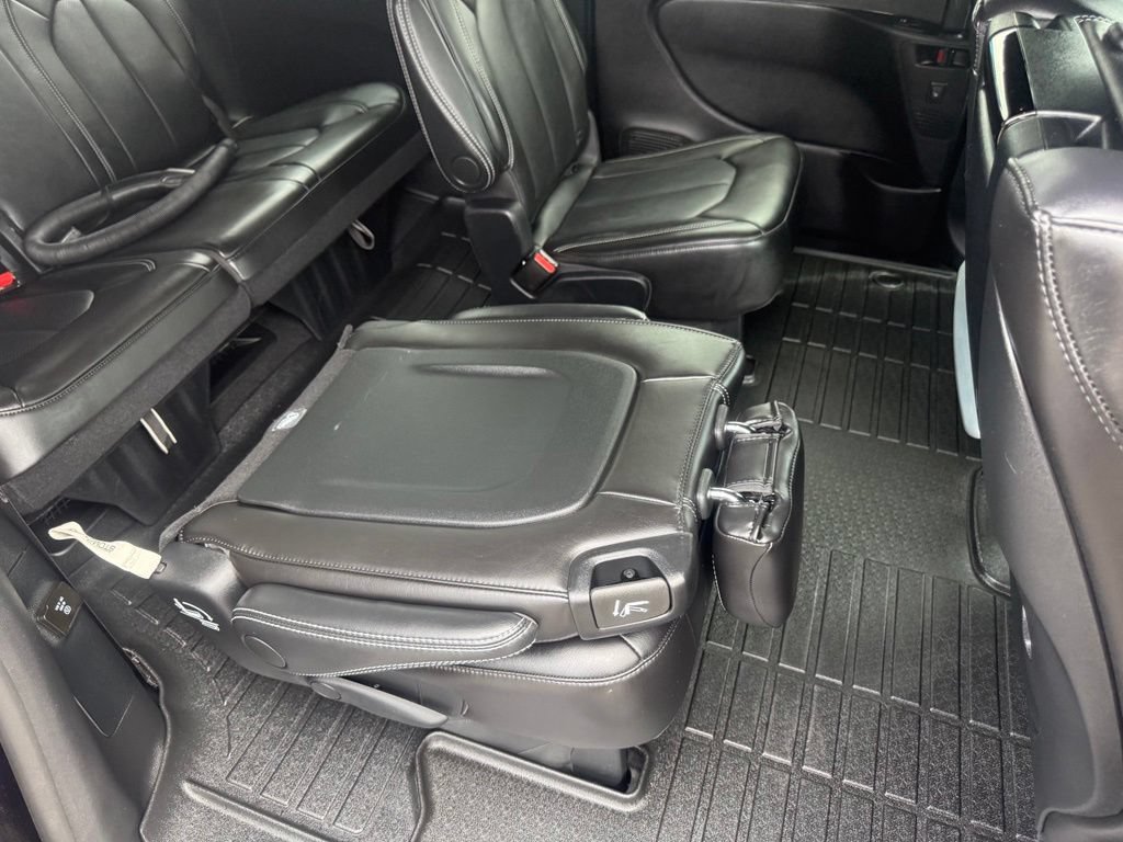 Used 2025 Chrysler Pacifica Select w/ Uconnect Theater Family Group AWD/4WD image 52