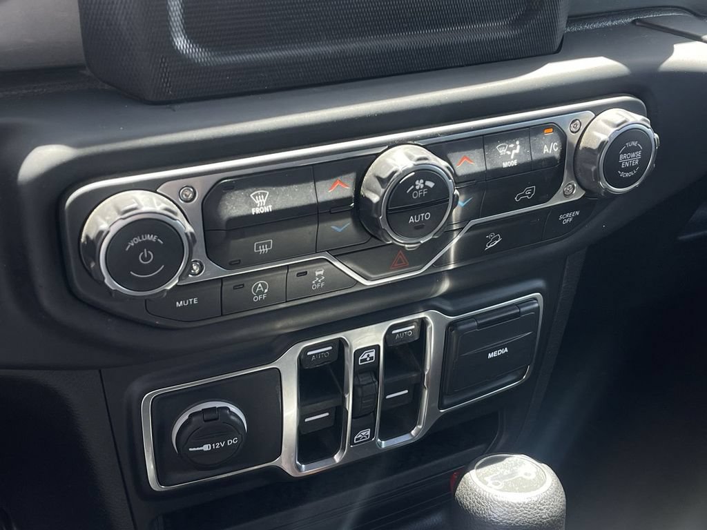 Used 2018 Jeep Wrangler Unlimited Sahara AWD/4WD image 33