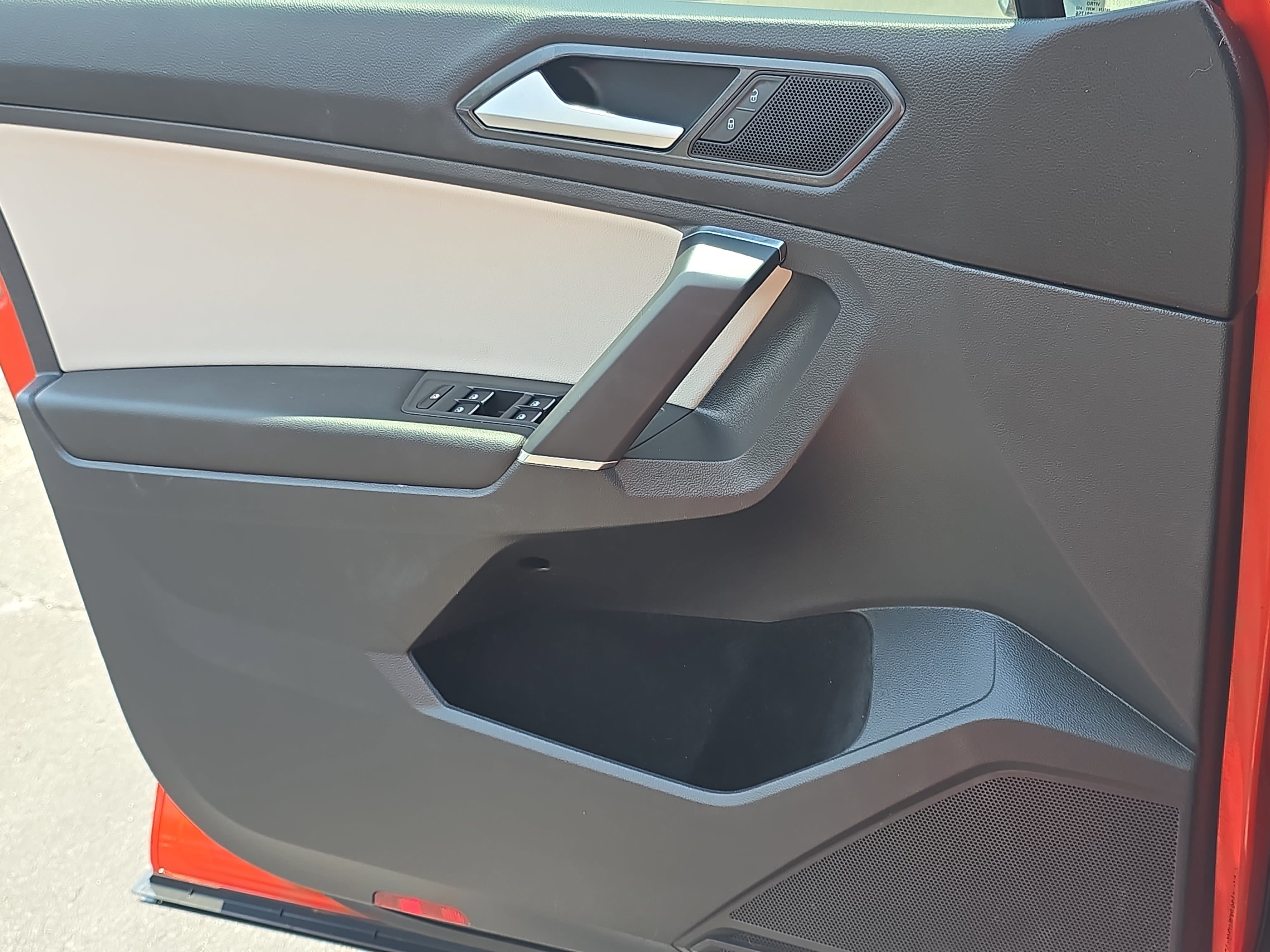 Used 2018 Volkswagen Tiguan SE w/ Panoramic Sunroof Package FWD image 26