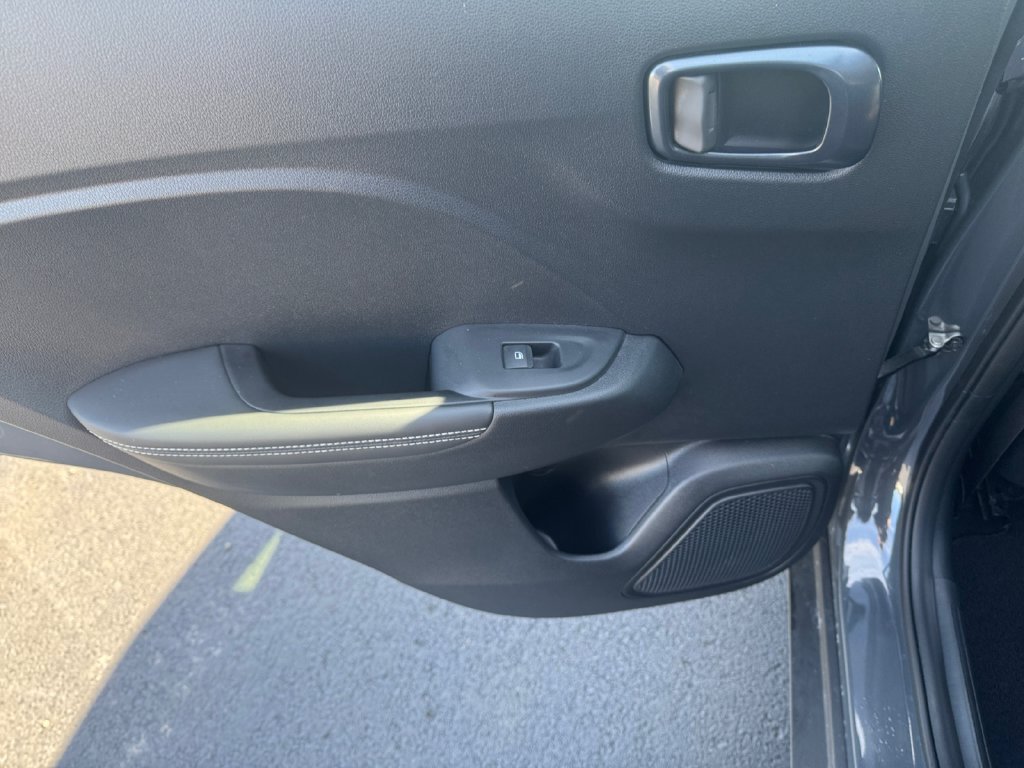 Used 2025 Hyundai Venue Limited FWD image 30