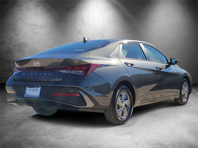 New 2026 Hyundai Elantra SE image 3