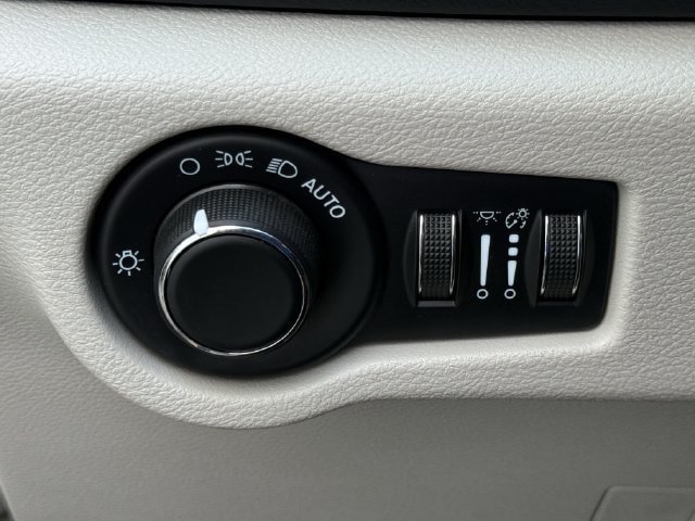 Used 2022 Chrysler Voyager LX FWD image 22