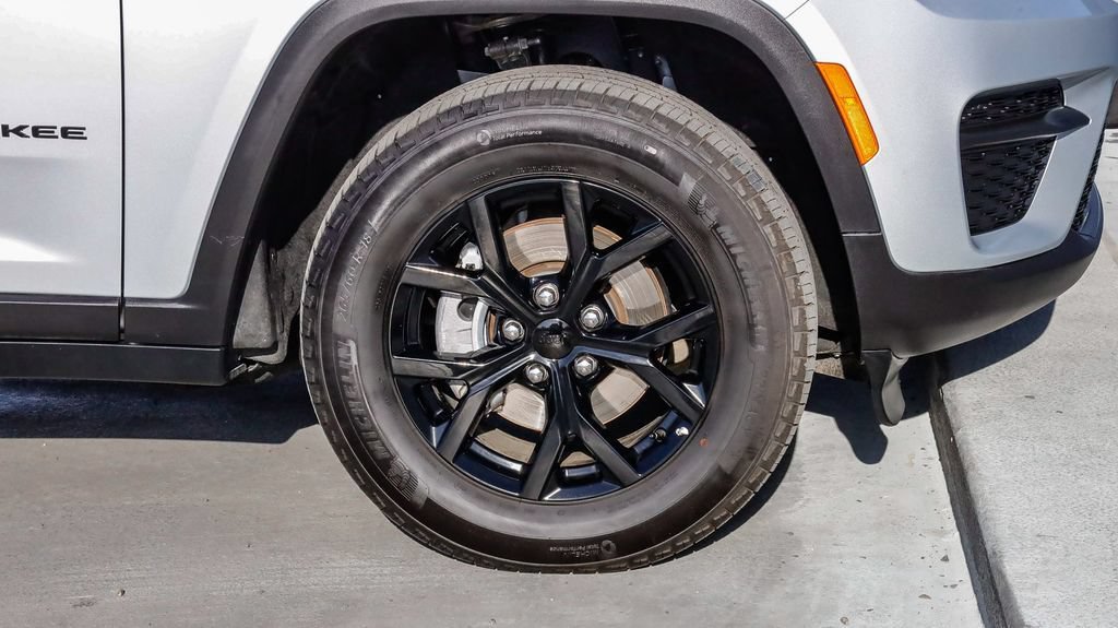 Used 2025 Jeep Grand Cherokee Altitude AWD/4WD image 11