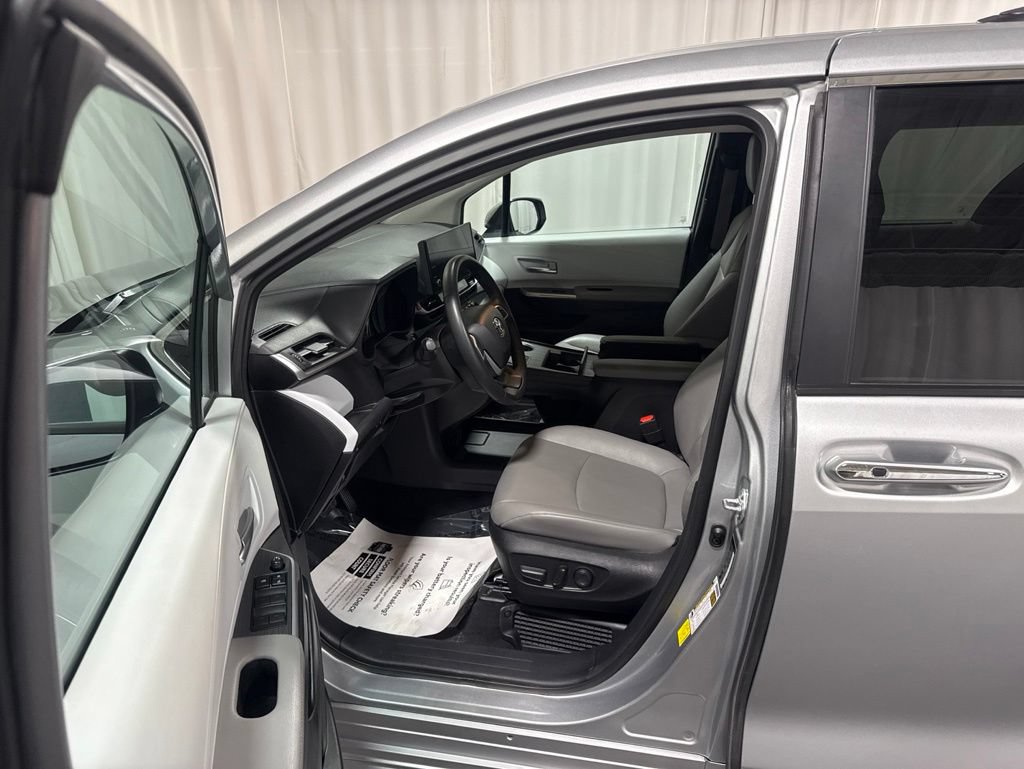 Used 2025 Toyota Sienna XLE FWD image 11
