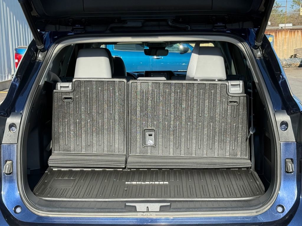 Used 2022 Toyota Highlander XLE image 27