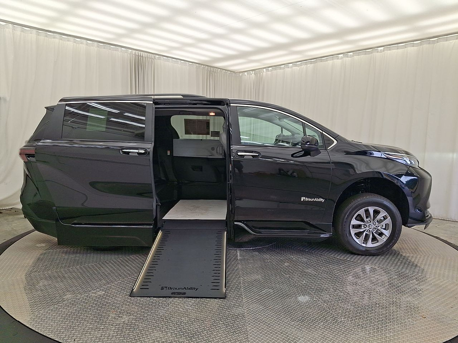 Used 2026 Toyota Sienna XLE FWD image 29